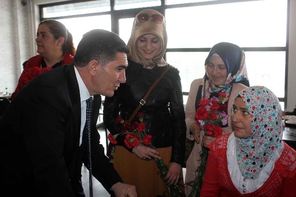 Ak Partili Çelebi Karanfil Dağıttı