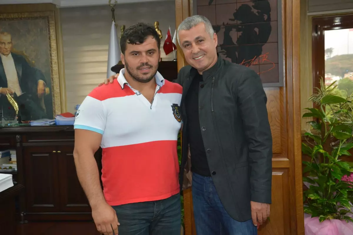 Başkan Sözen, Başarılı Güreşçiyi Ödüllendirdi