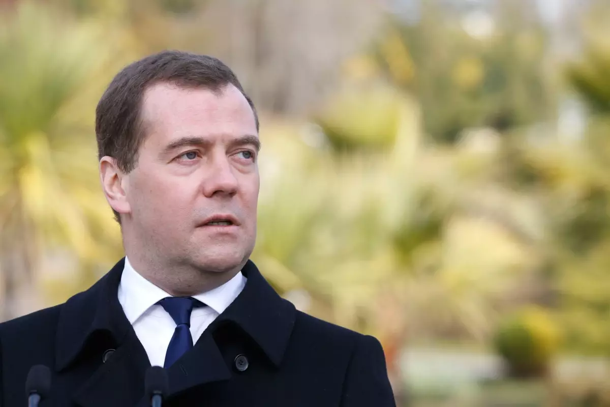 Medvedev: Avrupa Komisyonu Ukrayna\'ya Uyarıda Bulunsun