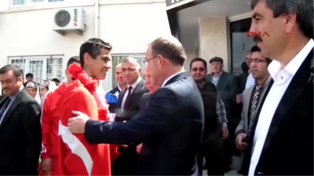 Avrupa Üçüncüsü Sporcuya Coşkulu Karşılama