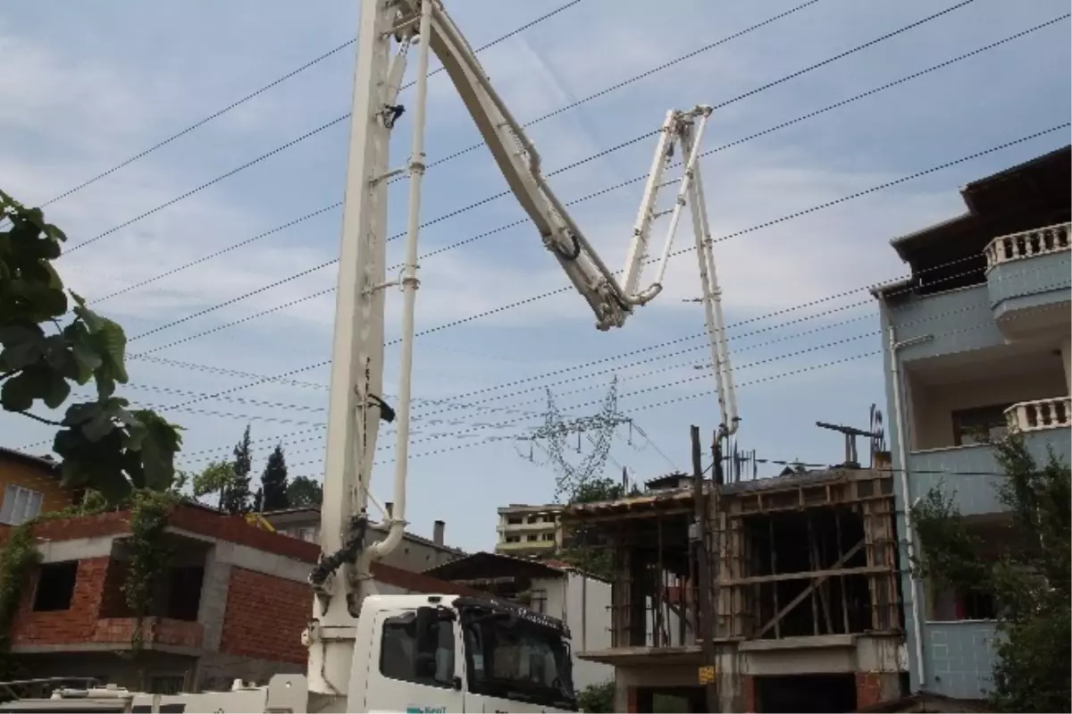 Beton Mikserinin Borusu Yüksek Gerilime Çarptı : 1 Yaralı