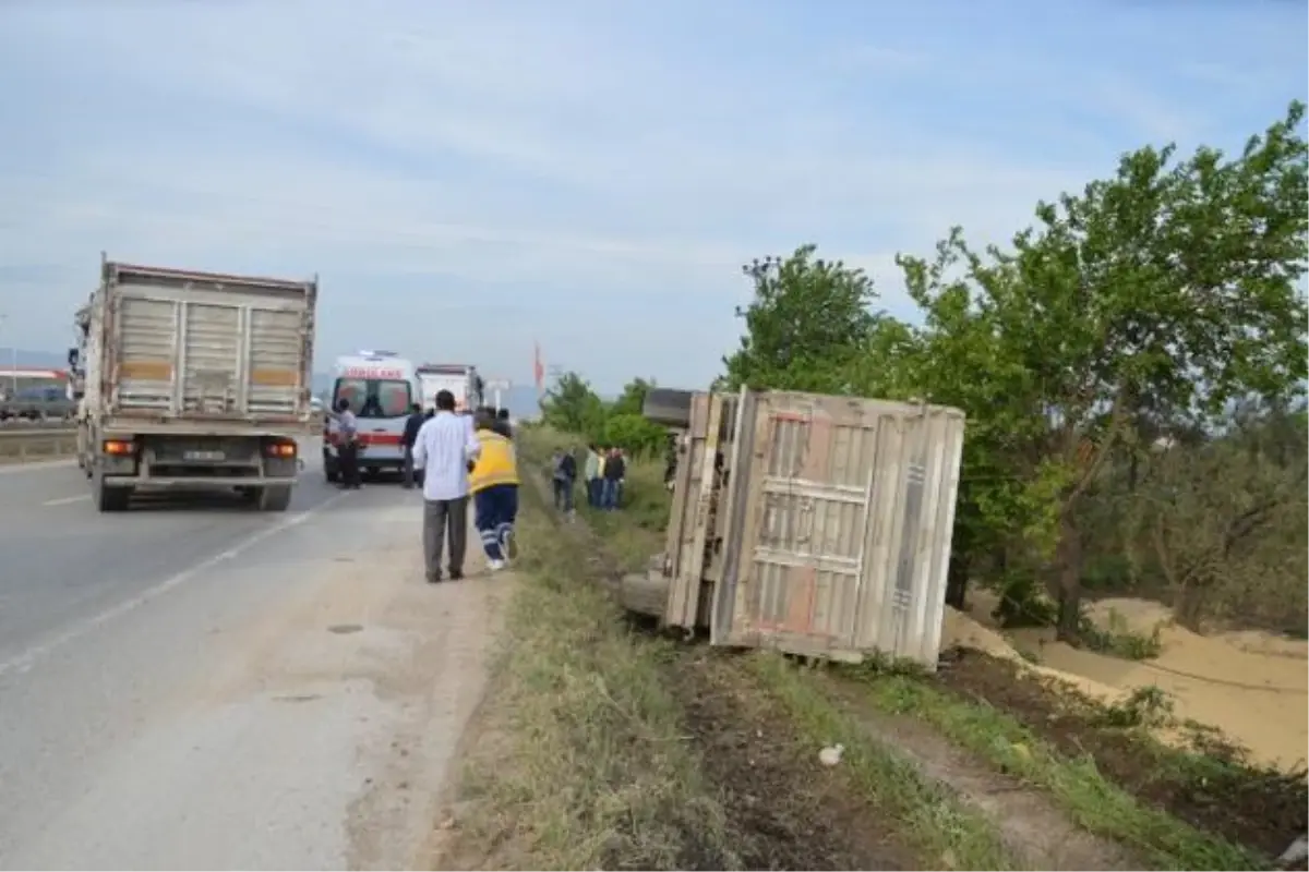 Bursa\'da Soya Yüklü Tır Devrildi: 1 Yaralı