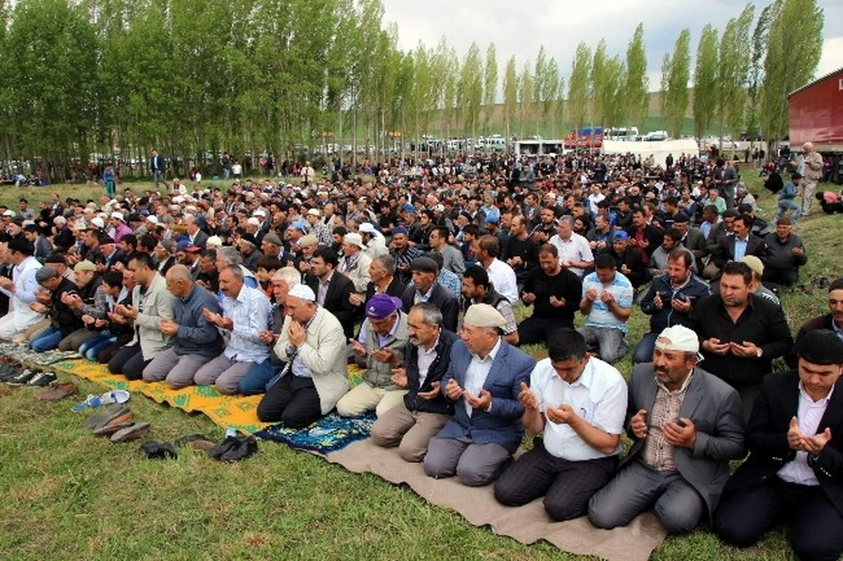 Çiftçiler Yağmur Duasını Çıktı, Kurban Kesti