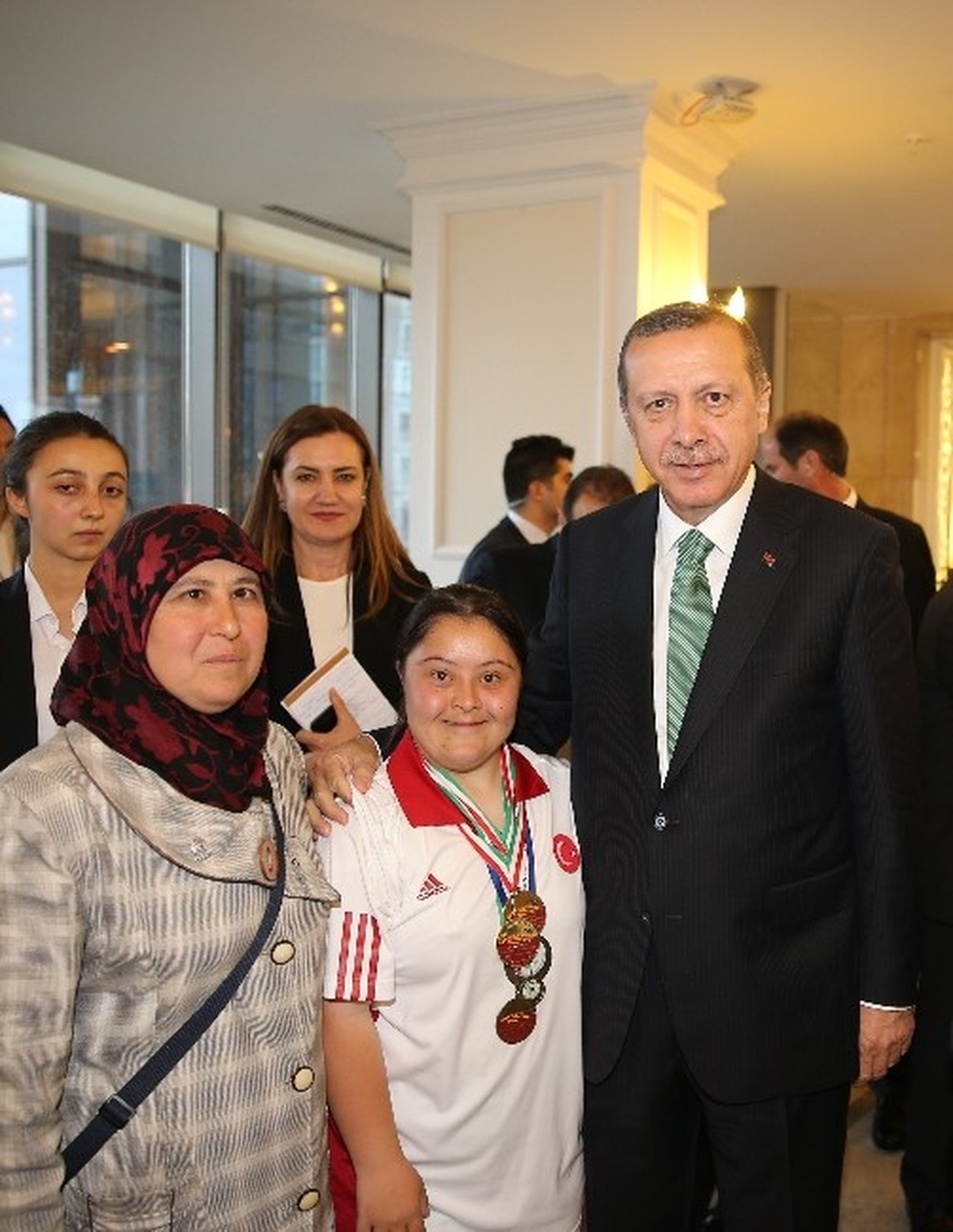 Down Sendromlu Münevvere\'nin Başbakan Erdoğan Mutluluğu