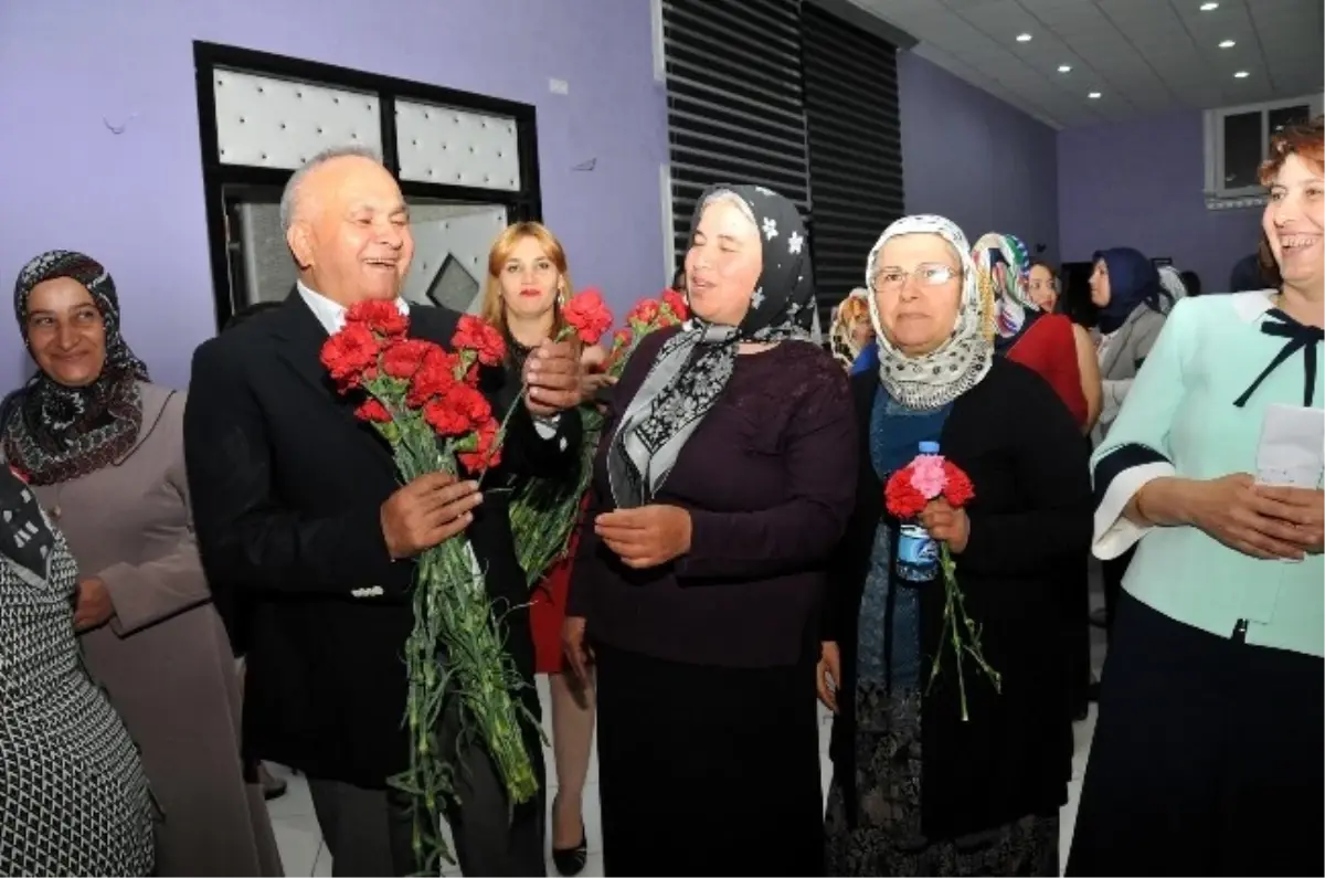 Erdemli Belediyesi Annelere Müzik Ziyafeti Çekti