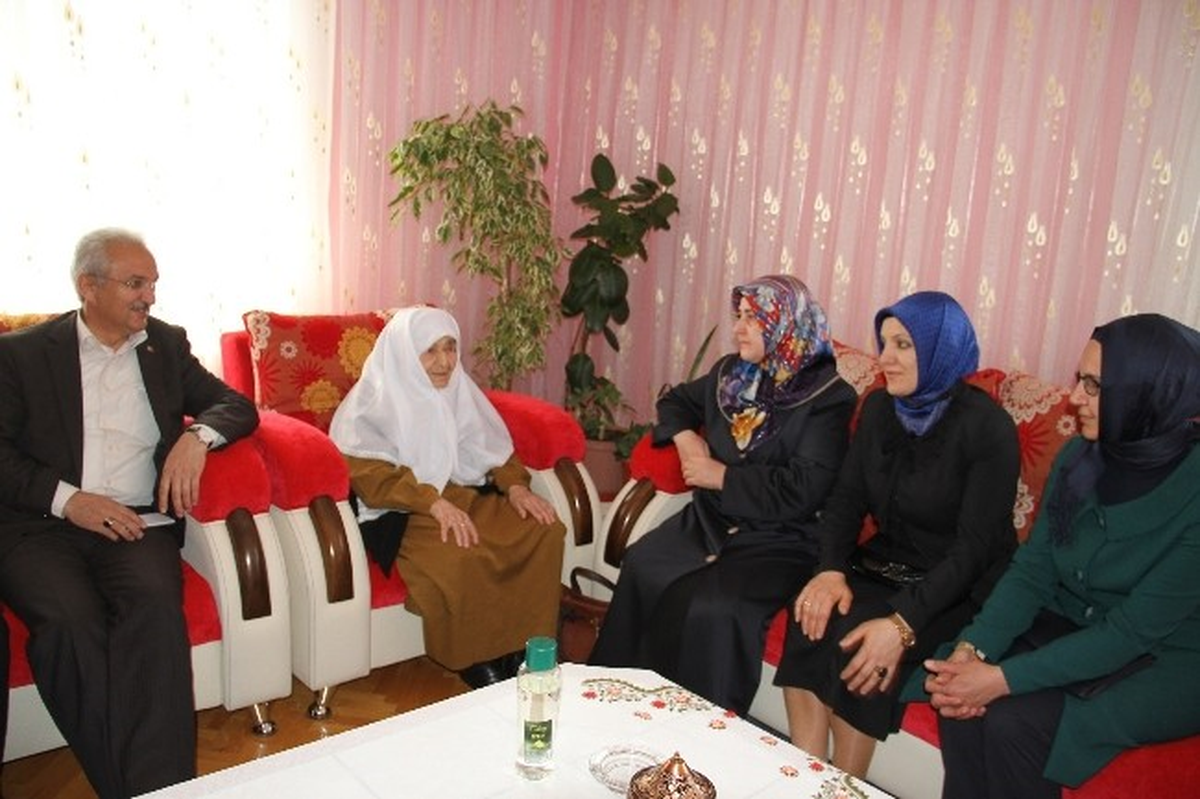 Erzincan\'da Yılın Annesi 97 Yaşındaki Saime Nine