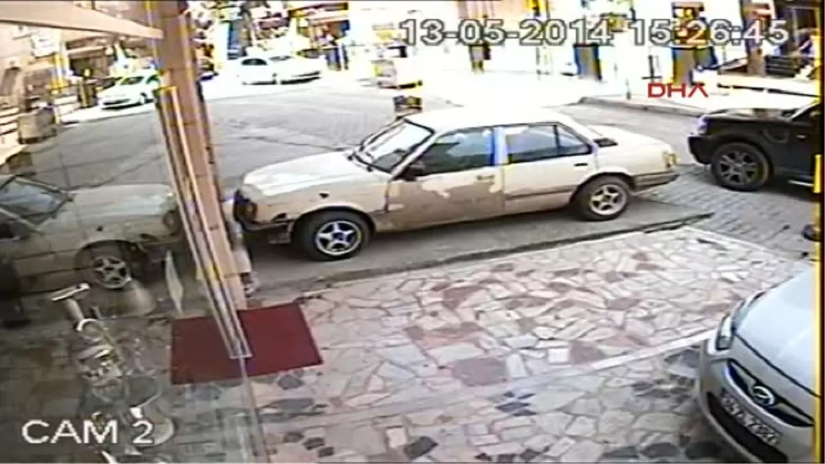 Görüntülerde, Önü Vatandaşlarca Kesilen Gaspçıların Araçla Geri Geri Kaçmaya Çalışırken Semine Göle...