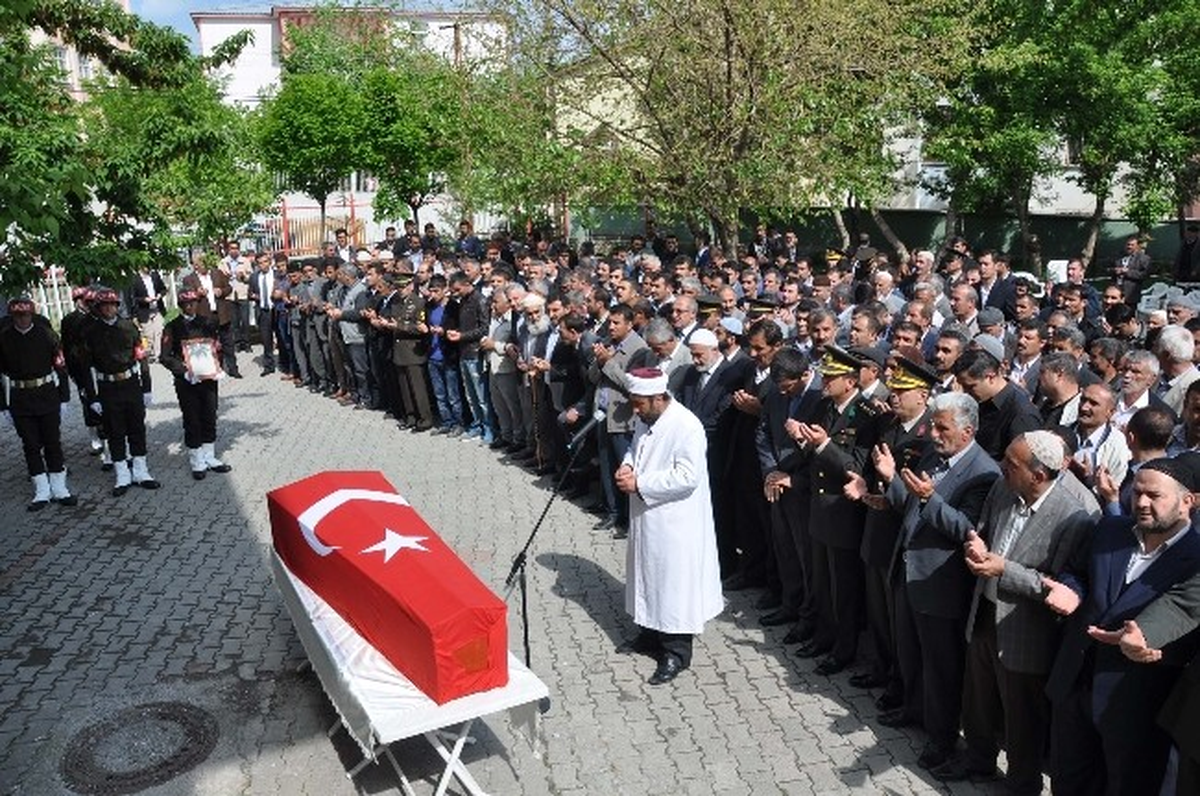 Bafra\'da İntihar Ettiği Öne Sürülen Asker Toprağa Verildi