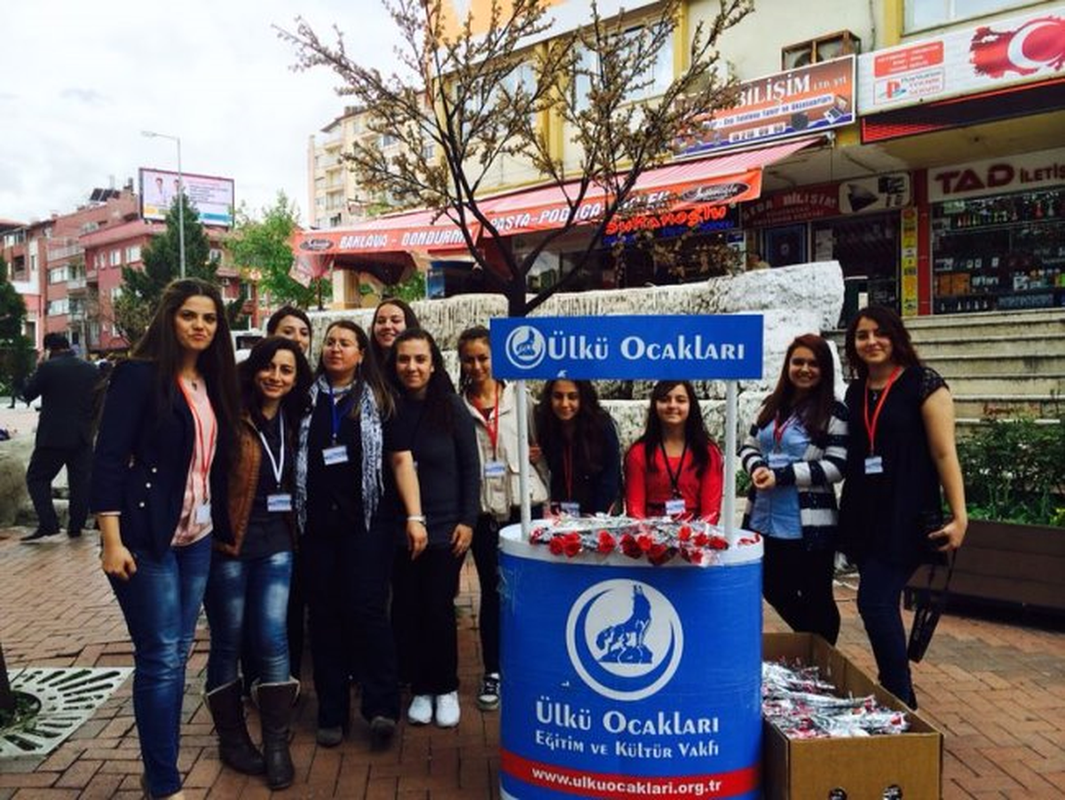 Isparta Ülkü Ocakları Karanfillerle Anneler Gününü Kutladı