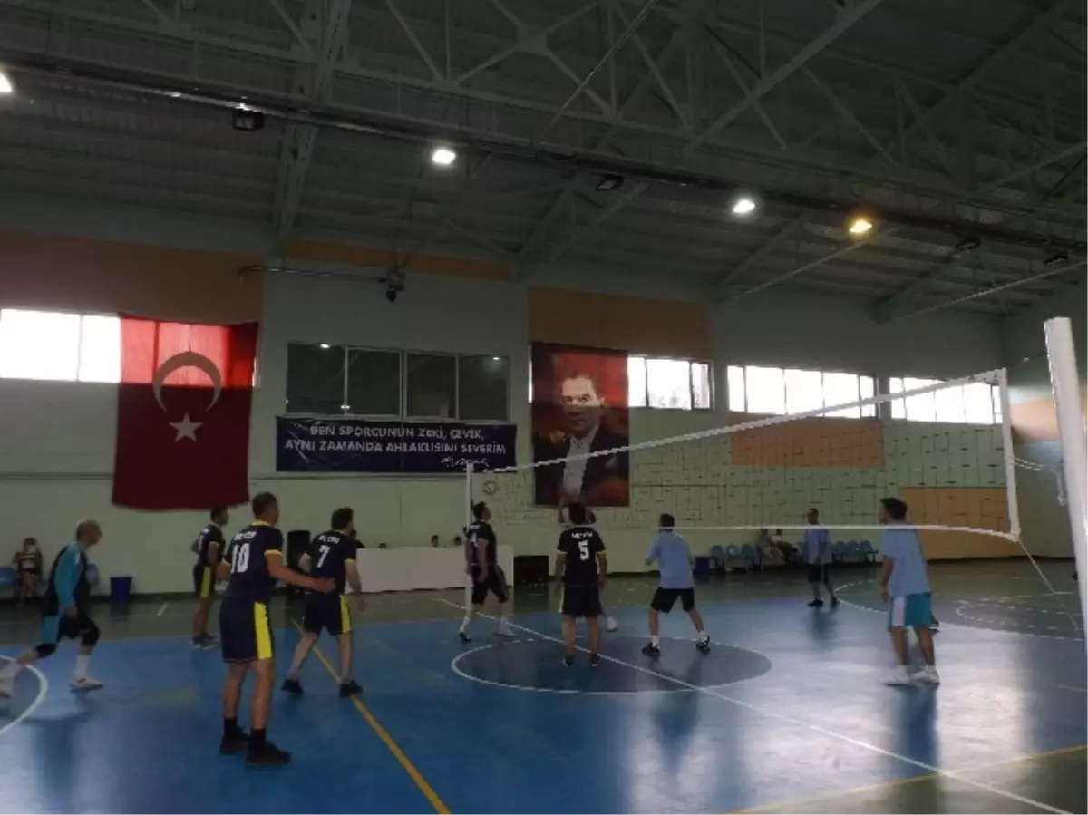 Öğretmenler Voleybol Turnuvası Heyecanlı Başladı