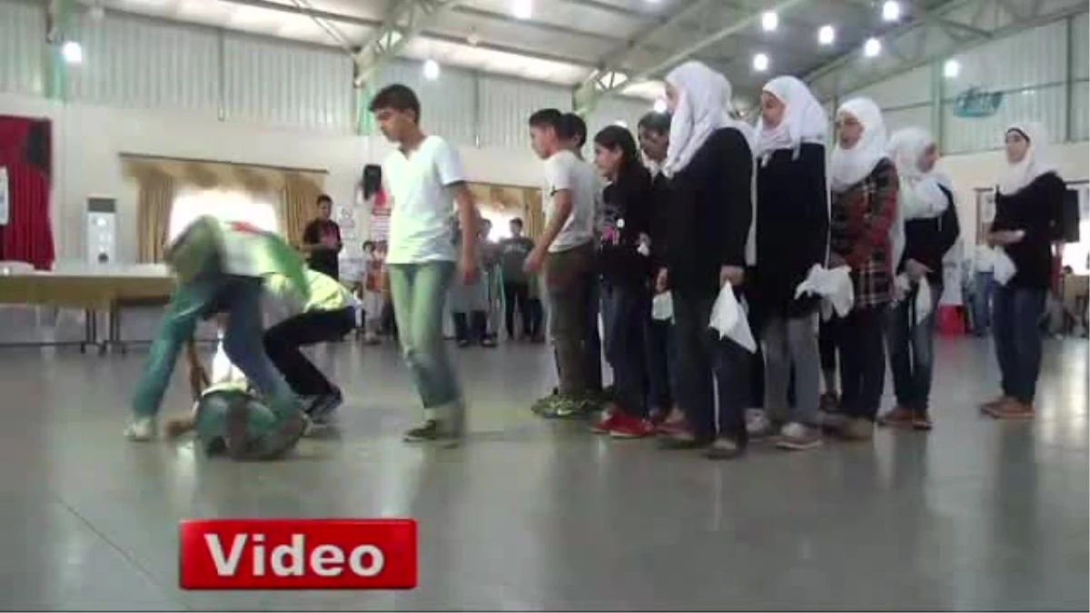 Suriyeli Çocuklardan Temsili Cenaze Töreni Oyunu