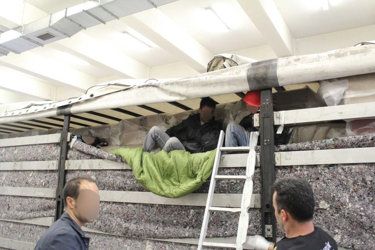 Tır Dorsesinde Yurt Dışına Kaçmak İsterken Yakalandılar