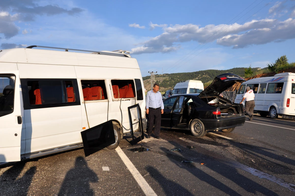 Adıyaman\'nda Minibüsle Otomobil Çarpıştı: 7 Yaralı