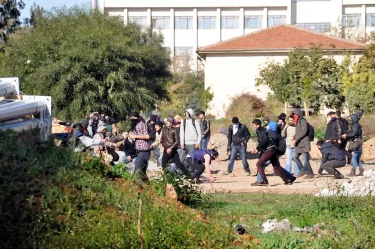 Akdeniz Üniversitesinde Karşıt Görüşlü Öğrenciler Arasında Arbede