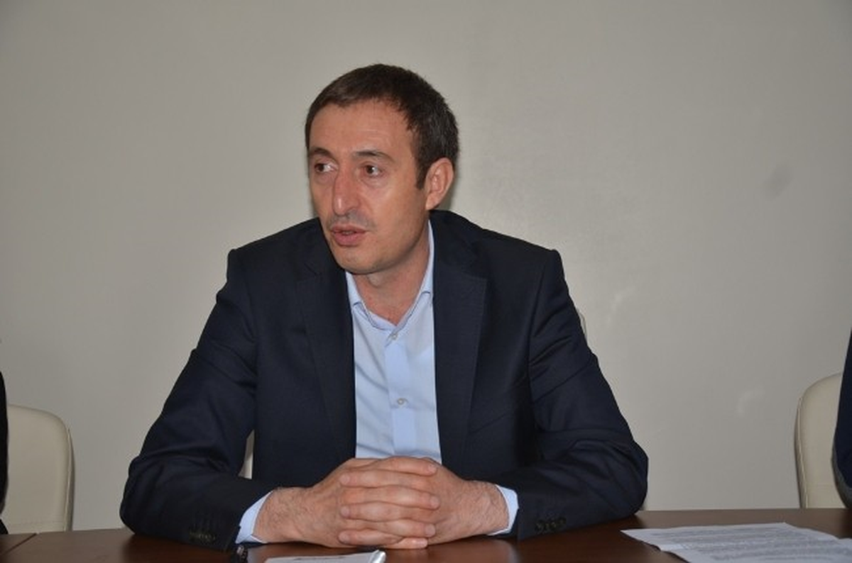 BDP\'li Belediye Soma\'da Ölenler İçin Silah Pankart Astı