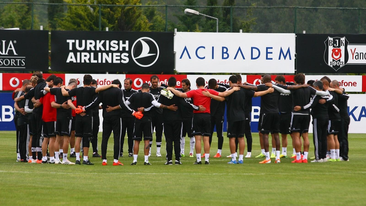Beşiktaş Ümraniye Tesislerinde Soma İçin Saygı Duruşu