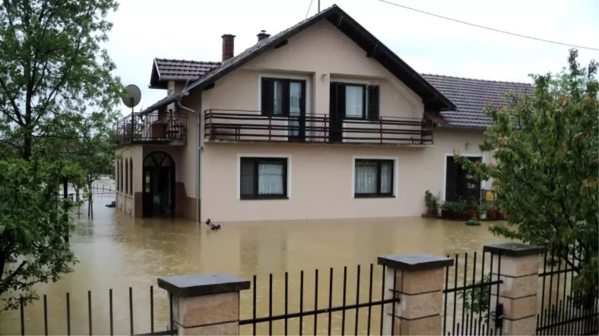 Saraybosna\'da Etkili Yağış Taşkına Neden Oldu