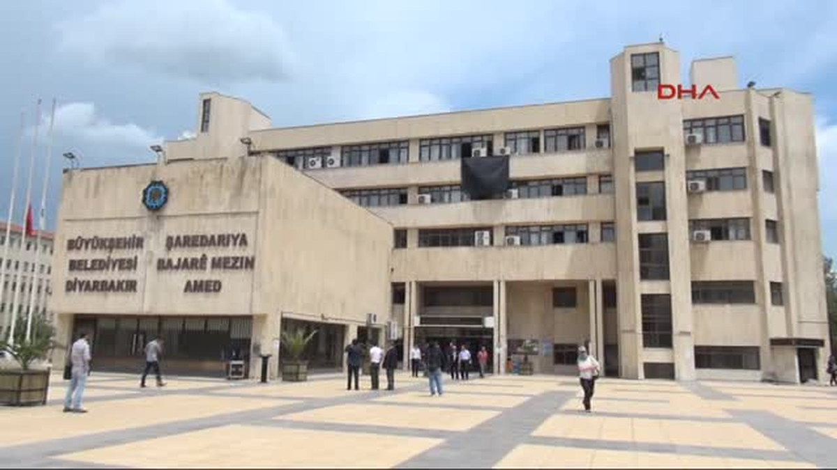 Diyarbakır Belediyesi\'ne Siyah Bez Asıldı, Soma İçin Saygı Duruşunda Bulunuldu