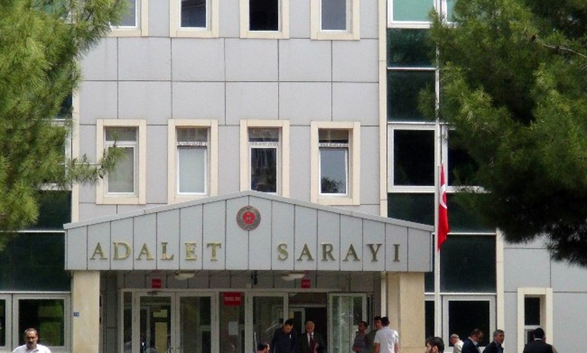 Diyarbakır\'da Bayraklar Yarıya İndi