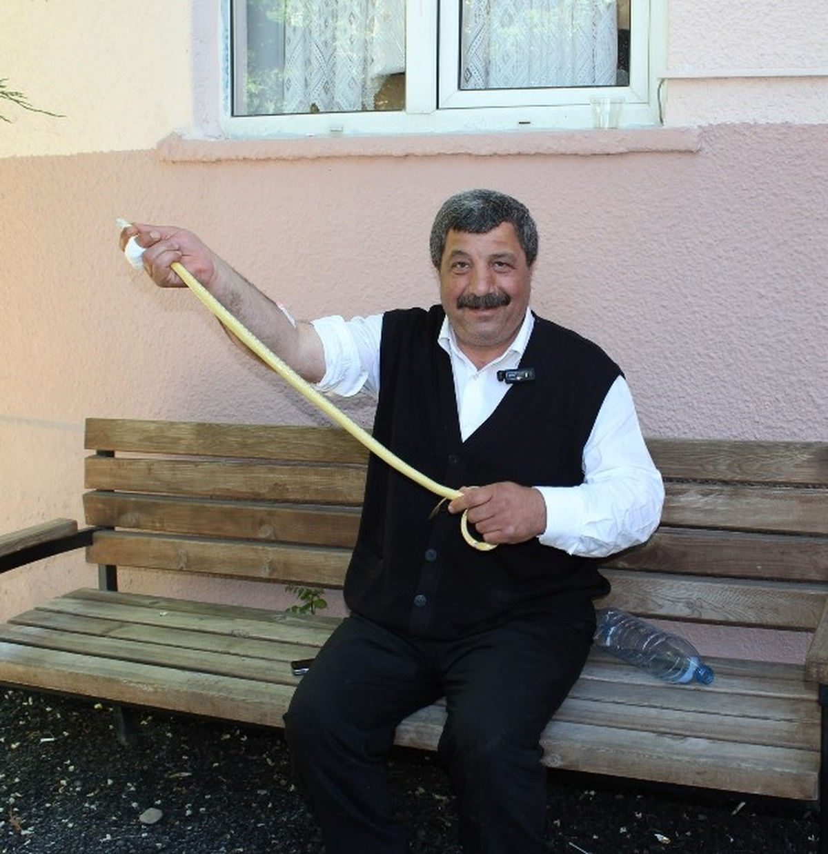Elini Sokan Yılanı Alıp Hastaneye Koştu