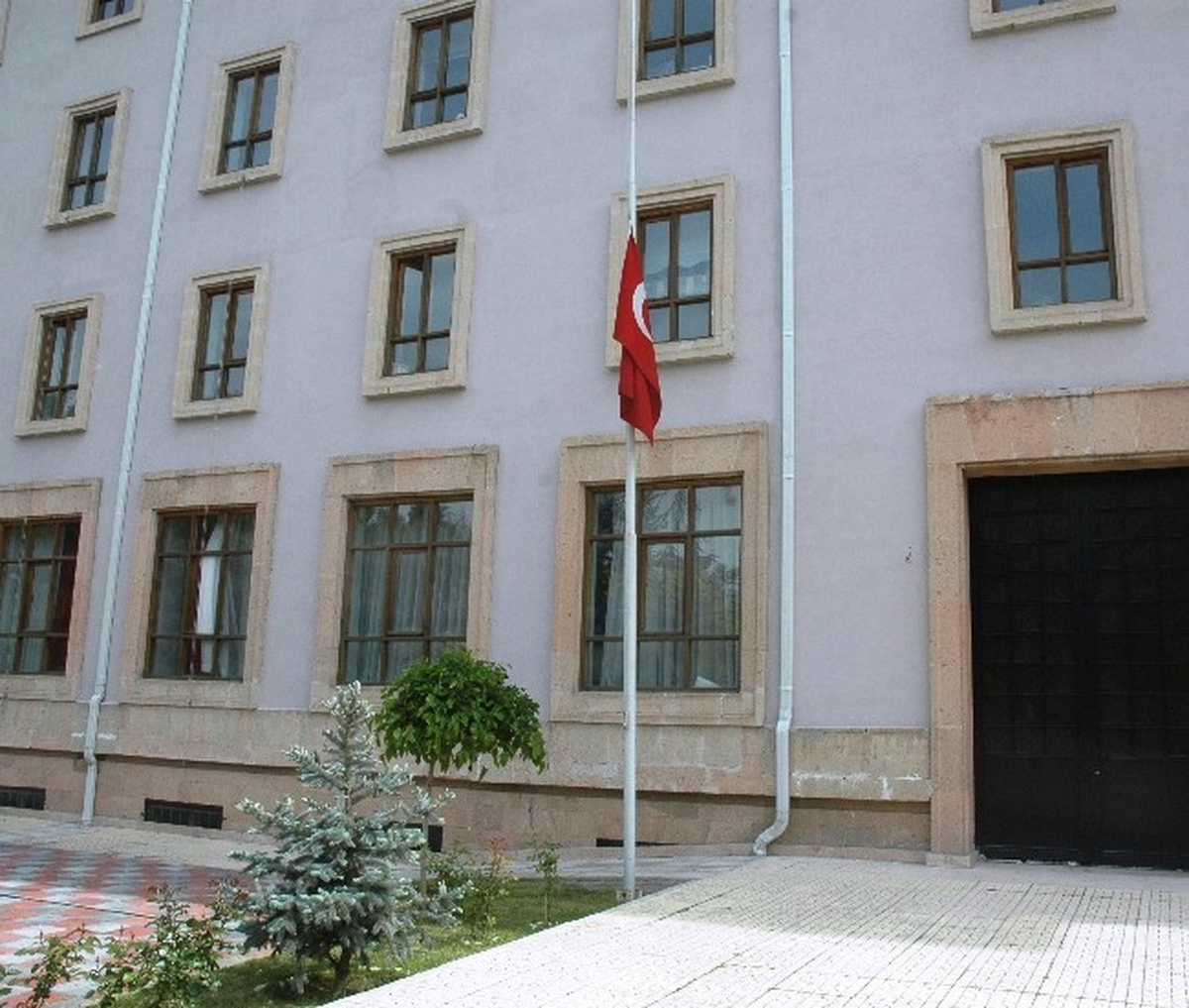 Eskişehir\'de Bayraklar Yarıya İndirildi