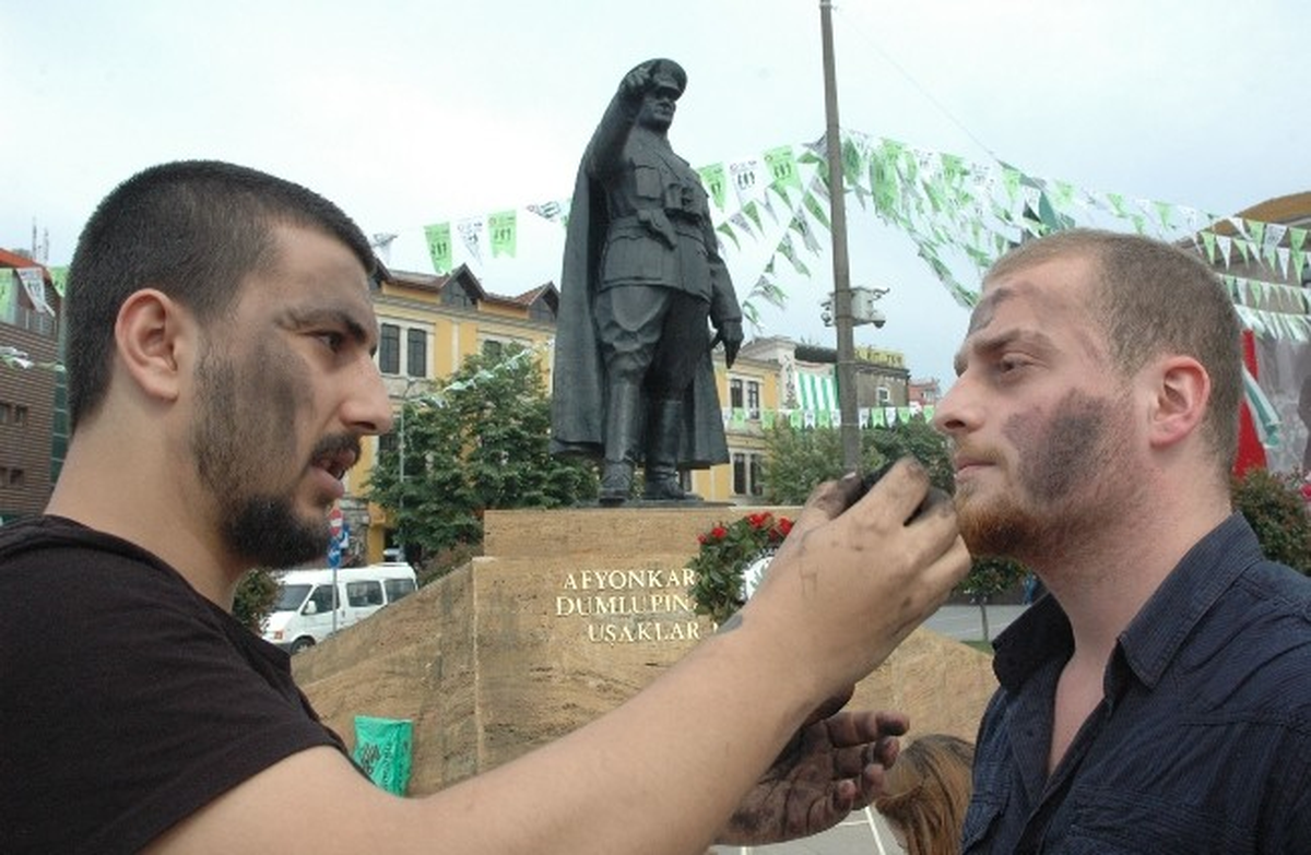 Giresun\'da Öğrenciler Yüzlerini Kömürle Boyadı
