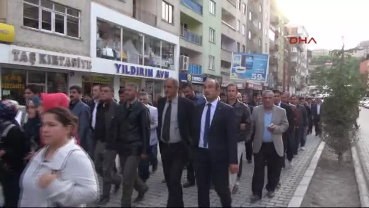 Hakkari\'de Kesk Soma Faciasını Yürüyüşle Protesto Etti