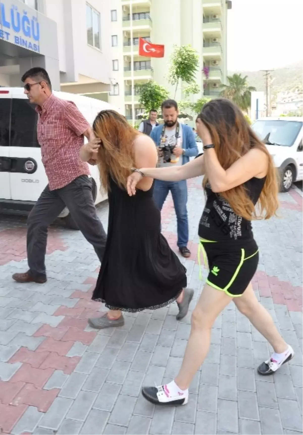 Hırsızlık İçin Girdikleri Apartmanda Yakalandılar