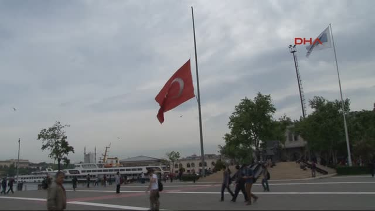 Kadıköy\'de Dev Türk Bayrağı Yarıya İndirildi