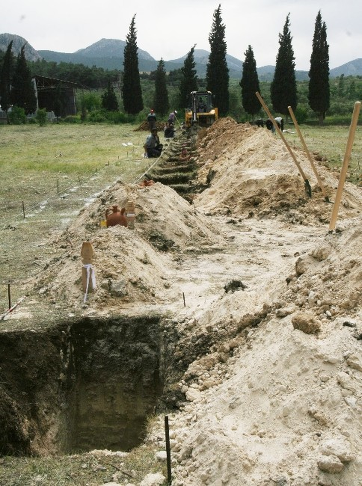 Soma\'da Kepçelerle Mezar Kazılıyor