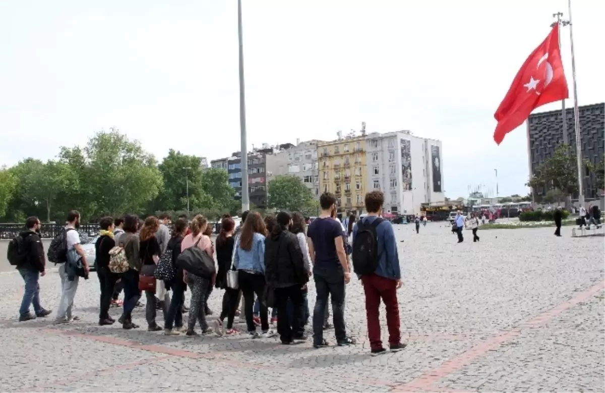 Taksim\'de \'Madende Ölümü\' Oynadılar