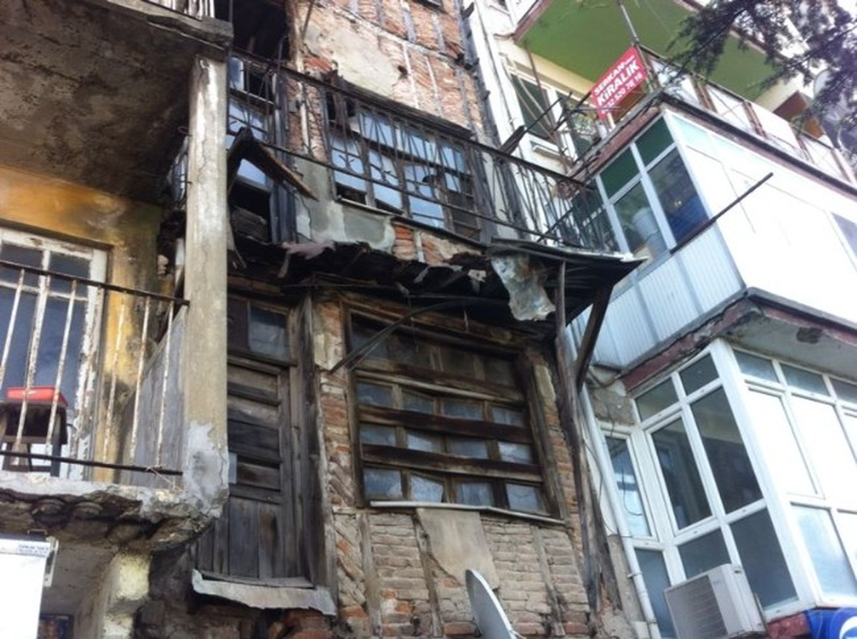 Tarihi Bina Tehlike Saçıyor