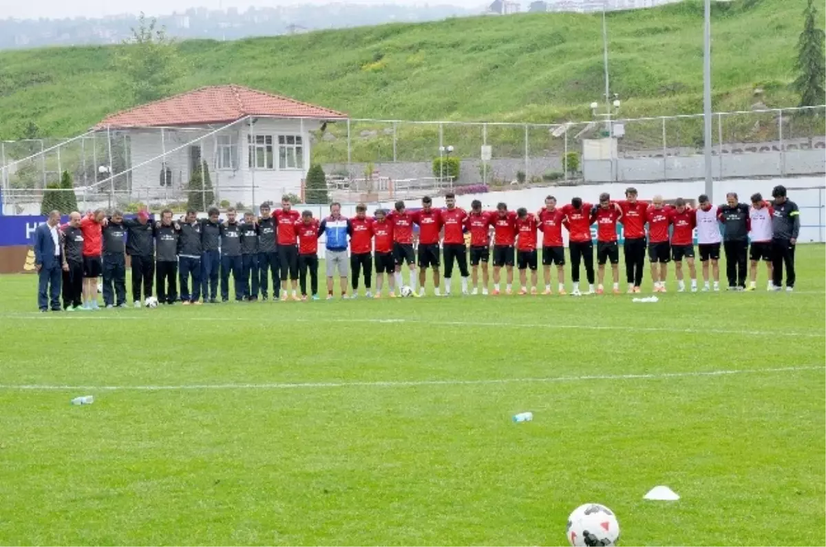 Trabzonspor, Soma\'daki Maden Ocağında Hayatını Kaybeden İşçiler İçin Saygı Duruşunda Bulundu