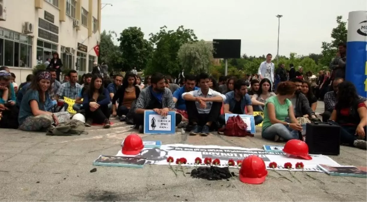 Uü Öğrencileri Yüzlerini Kömürle Boyayarak Maden Faciasını Protesto Etti