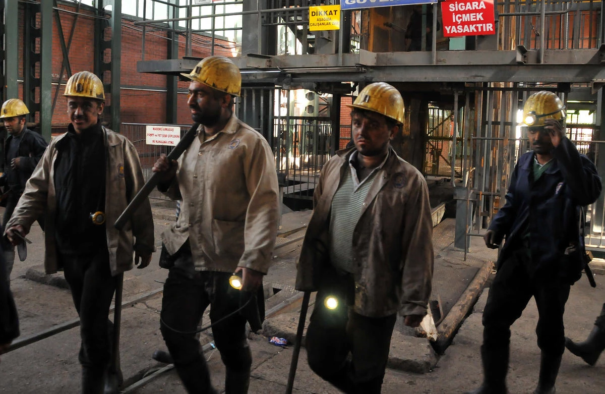 Zonguldak\'taki Madencilerin Hüzünlü Mesaisi