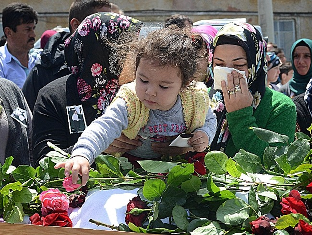 2 Yaşındaki Hira Nur, Babasını Son Yolculuğuna Uğurladı