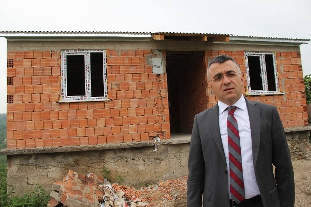 Bu Kaymakam \'Ev\'lendiriyor