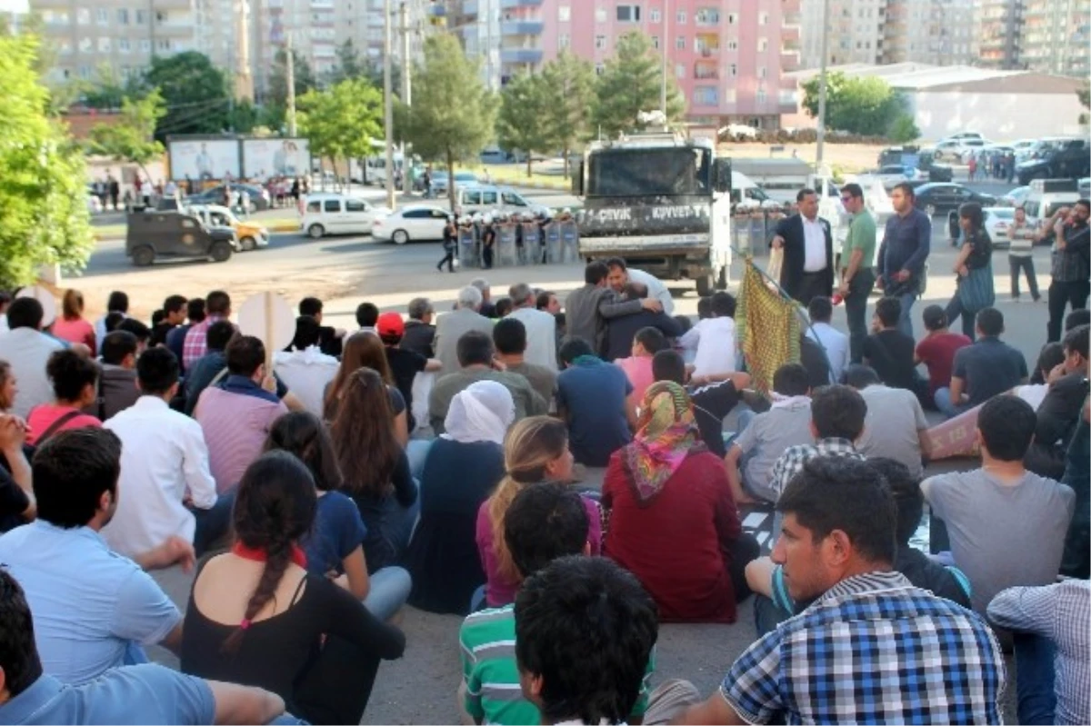 Diyarbakır\'da Soma Protestosunda Polise Taşlı Saldırı