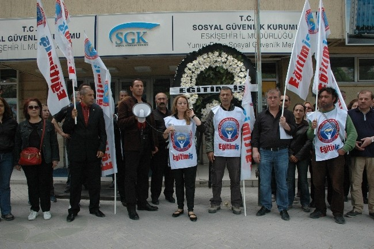 Eğitim İş Üyesi Öğretmenler Sgk Binasına Siyah Çelenk Koydu