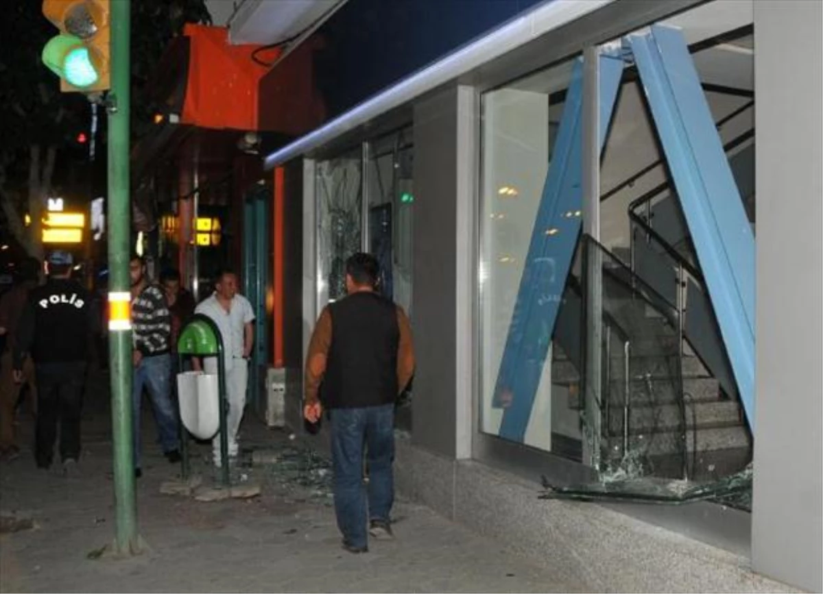 Eskişehir\'de Kavgalı Yürüyüşte Bankaların Camları Kırıldı, Bilgisayarlar Dışarı Atıldı