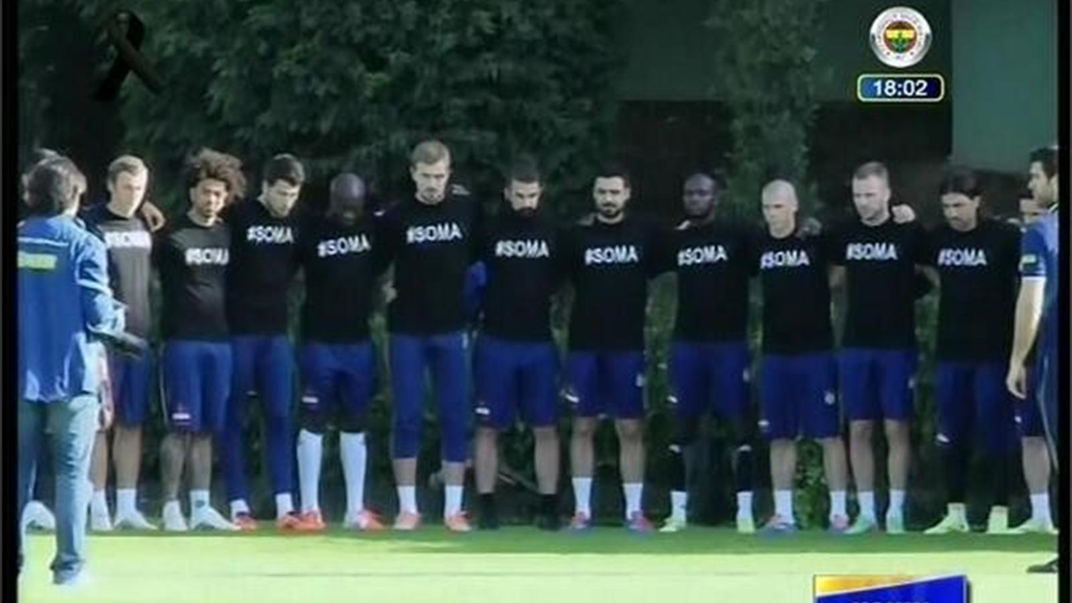 Fenerbahçeli Futbolcular, Antrenmana Üzerinde \'Soma\' Yazan Siyah Tişörtlerle Çıktı