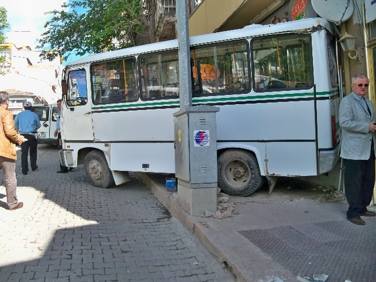 Malkara\'da Freni Patlayan Minibüs İşyerine Girdi