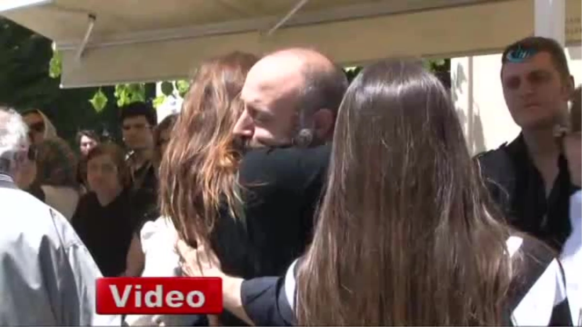 Halit Ergenç\'in Annesi Son Yolculuğuna Uğurlandı