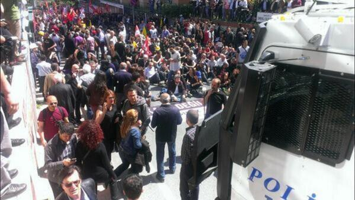 İstanbul\'da Soma Protestosu: TOMA\'nın Önüne Yattılar