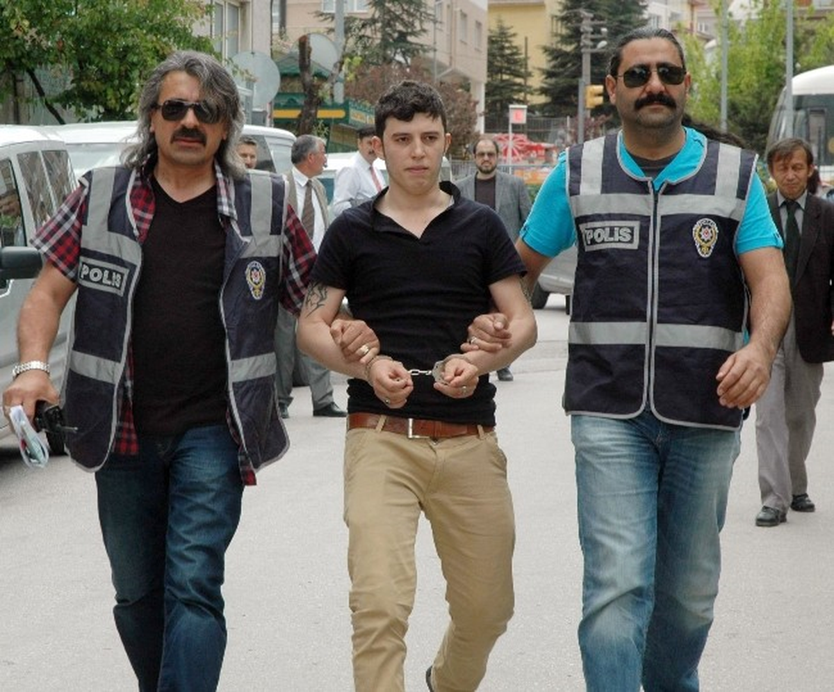 Kıskançlık Krizine Girip Kız Arkadaşını Bıçakladı