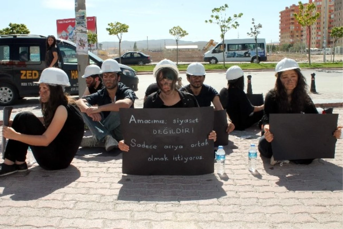 Konya\'da Üniversite Öğrencileri Soma\'nın Yasını Tutuyor