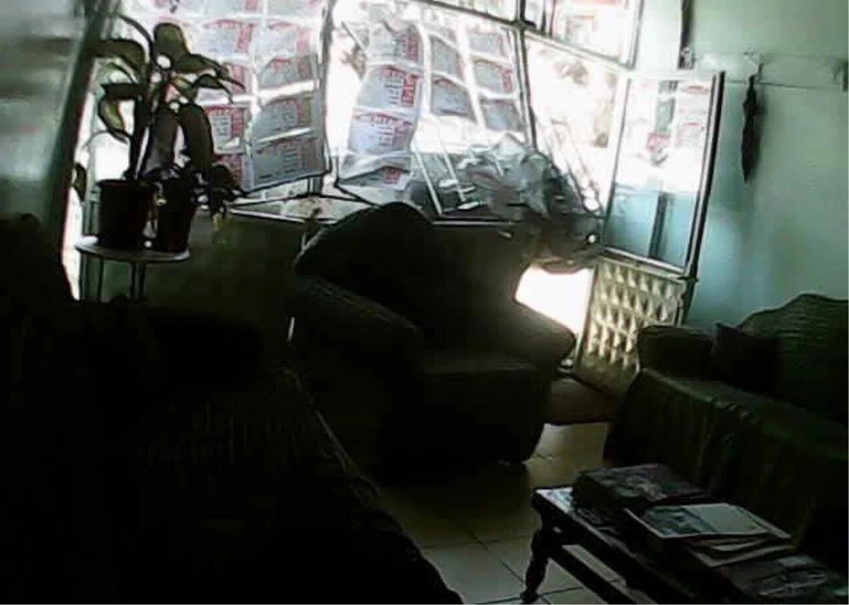 Kahramanmaraş\'ta Otomobil İş Yerine Girdi: 4 Yaralı