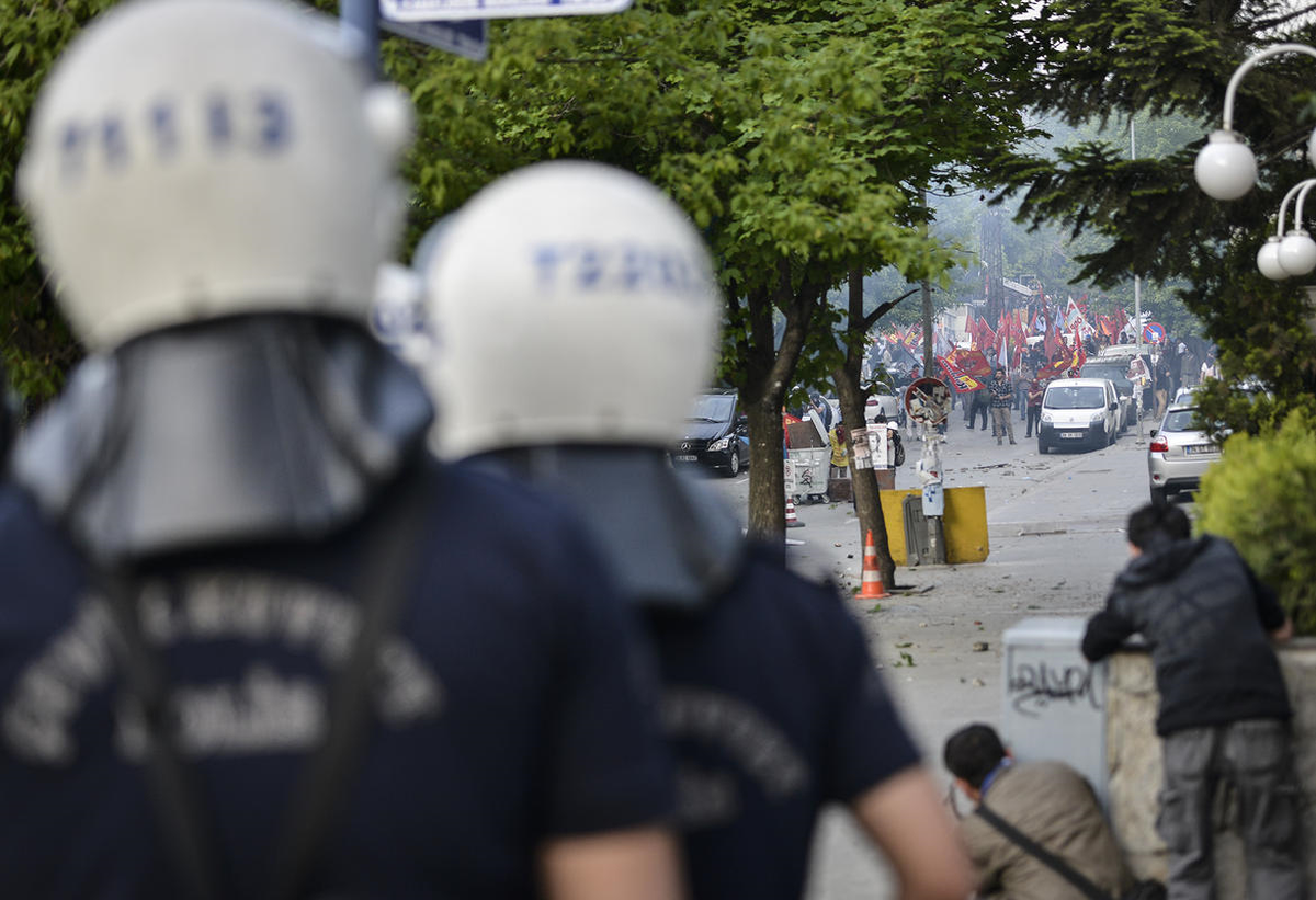 Polis Ankara\'da Eylemci Kızları Copladı