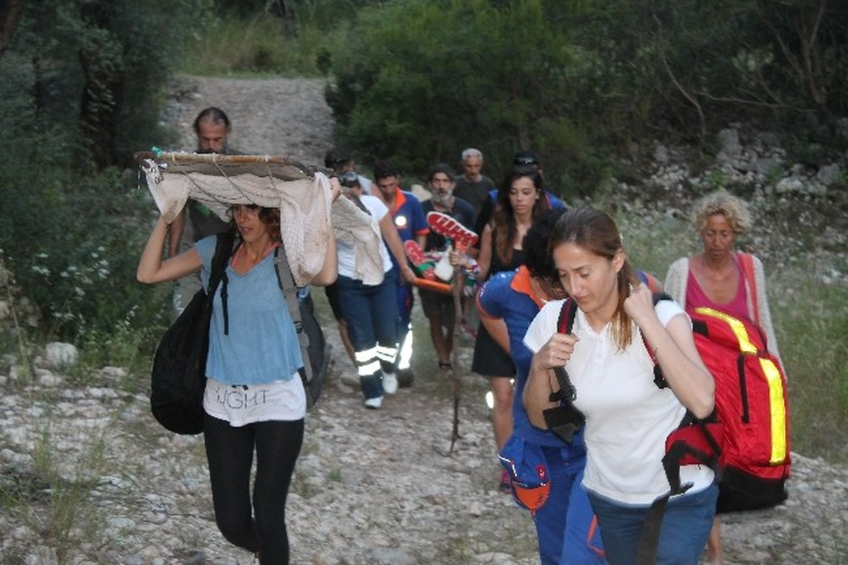 Şelalede Ayağı Burkulan Tatilciyi Umke Kurtardı