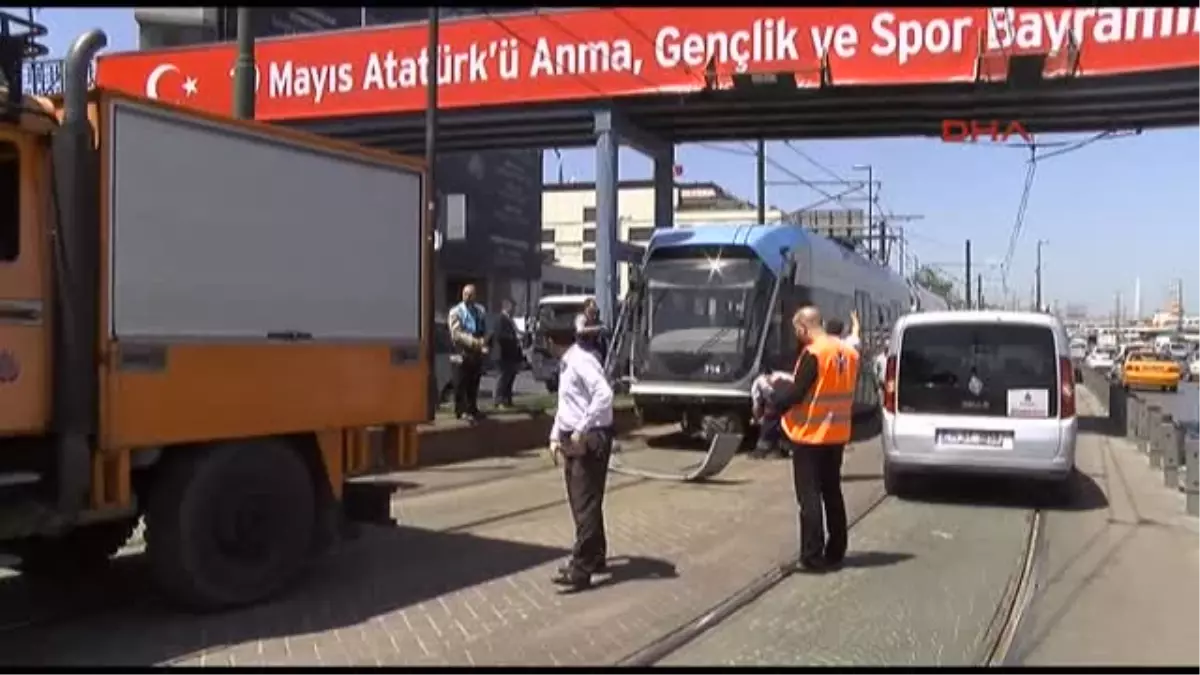 Sirkeci\'de Tramvay ile İett Otobüsü Çarpıştı : 3 Yaralı